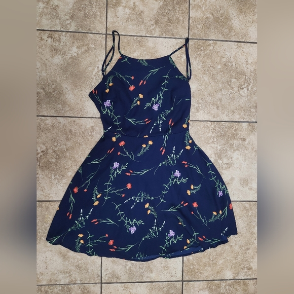 SOLD NWT Lulu’s blue and floral skater dress size medium - Picture 3 of 11